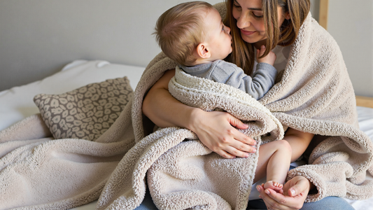 Kuscheldecken für Baby: das brauchen Mütter und Kinder für gemütliche Momente