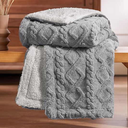 Kuschelweiche Sherpa-Strickdecke mit Zopfmuster
