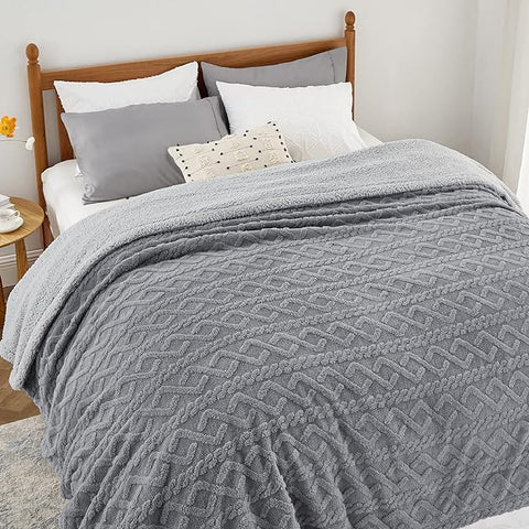 Kuschelweiche Sherpa-Strickdecke mit Zopfmuster