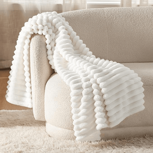 Wollweiße Plüschdecke mit Streifen