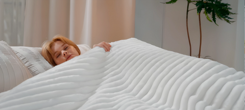 Wollweiße Plüschdecke mit Streifen