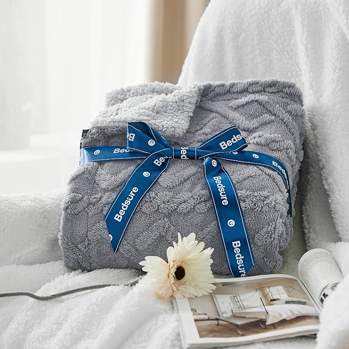 Kuschelweiche Sherpa-Strickdecke mit Zopfmuster