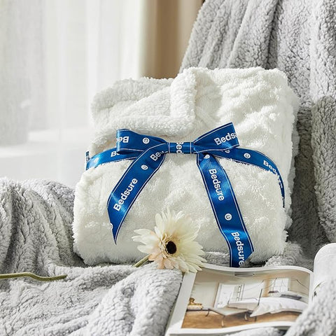 Kuschelweiche Sherpa-Strickdecke mit Zopfmuster