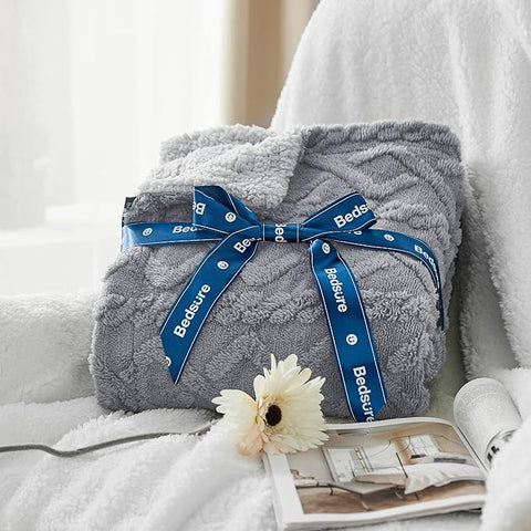 Kuschelweiche Sherpa-Strickdecke mit Zopfmuster