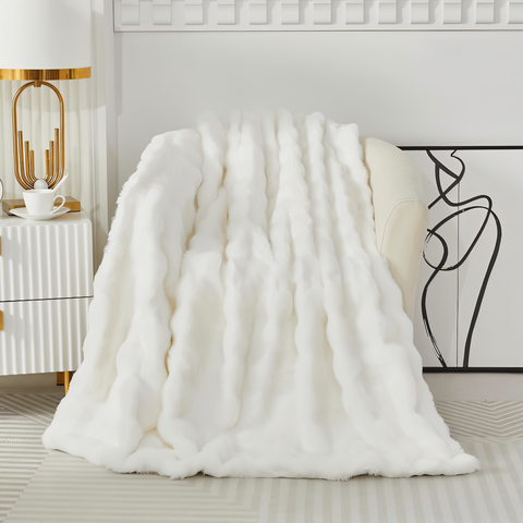Weiße Plüschdecke mit Blasenmuster