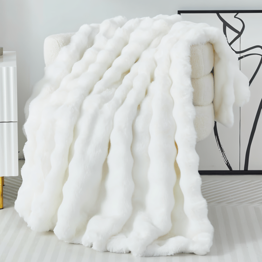 Weiße Plüschdecke mit Blasenmuster