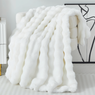 Weiße Plüschdecke mit Blasenmuster